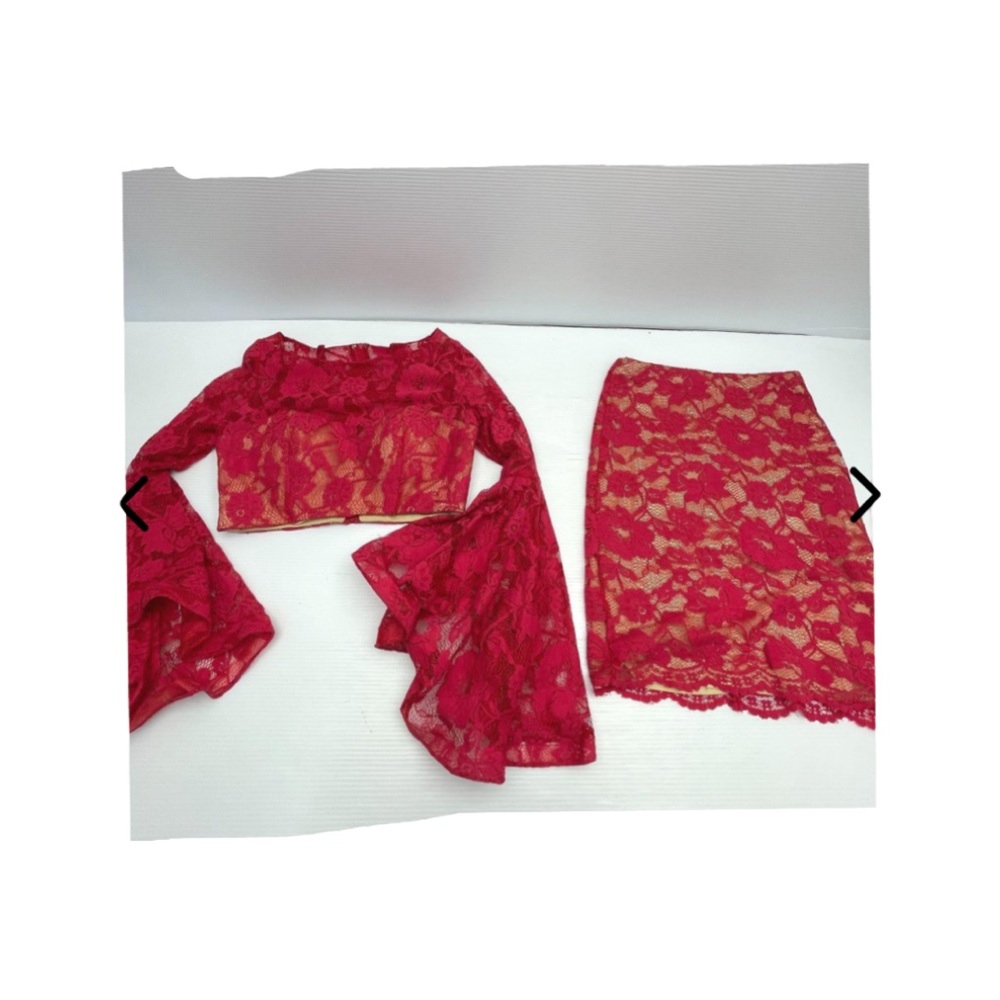 Mac Duggal 2-Piece Red Lace Top w/ Flare Sleeves & Skirt Set (2) Size 4
